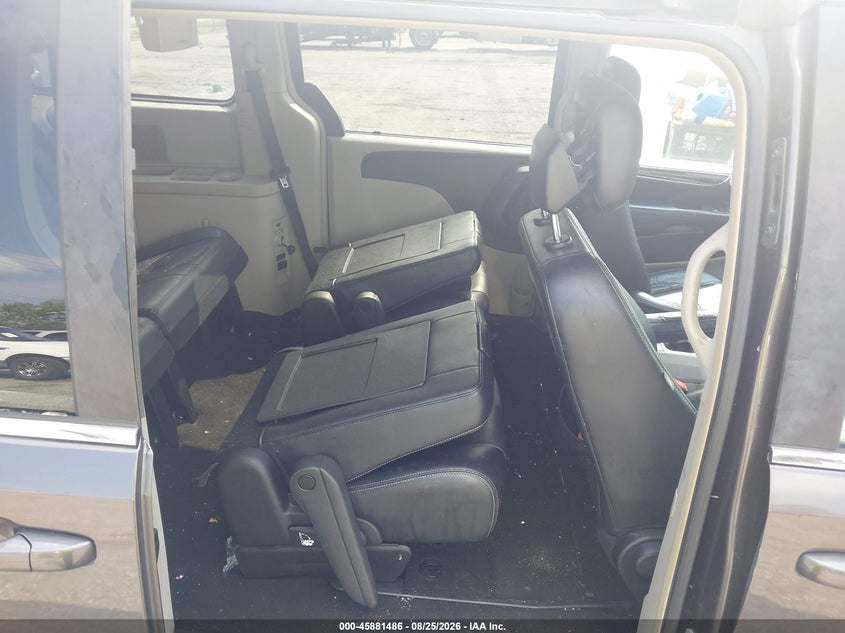 2015 CHRYSLER TOWN & COUNTRY auction photo 8