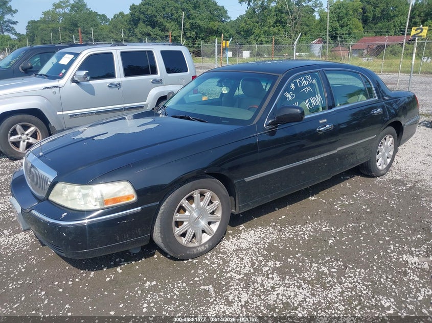 2011 LINCOLN TOWN CAR auction photo 2