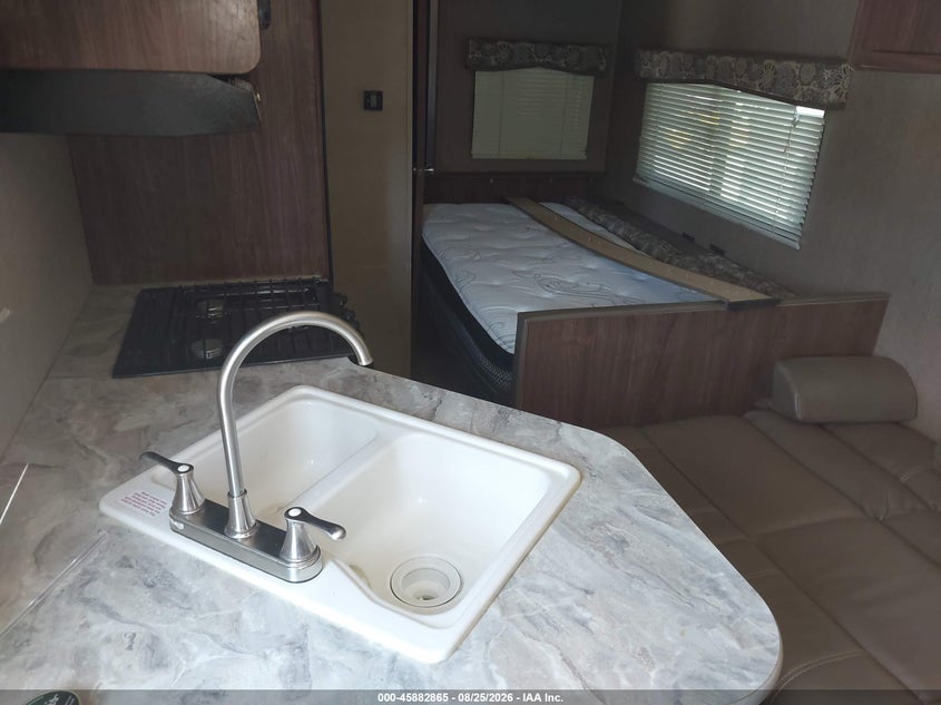 2017 KEYSTONE RV COLEMAN LATERN 314BH TRAVEL TRAILER auction photo 5