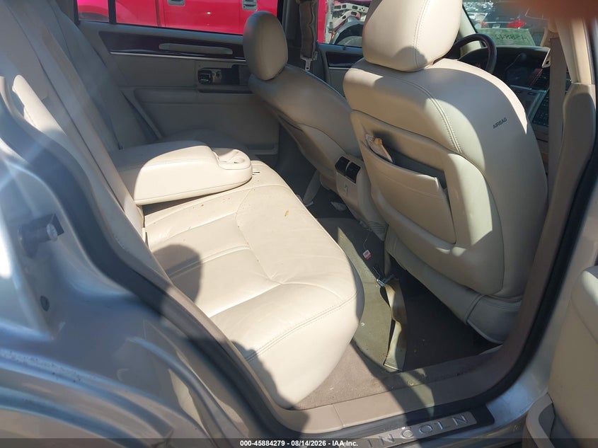 LINCOLN TOWN CAR 2004 VIN 1LNHM83W14Y674134