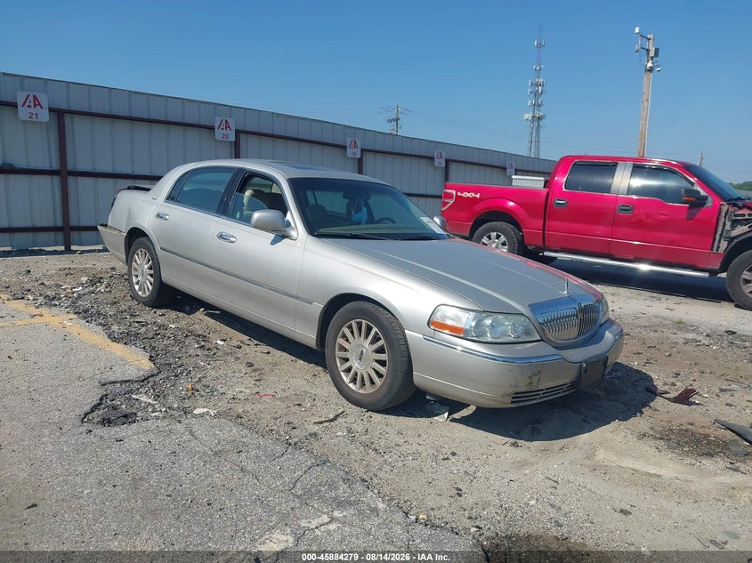 2004 LINCOLN TOWN CAR auction photo 1