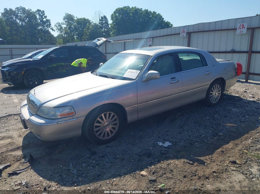 2004 LINCOLN TOWN CAR auction photo 2