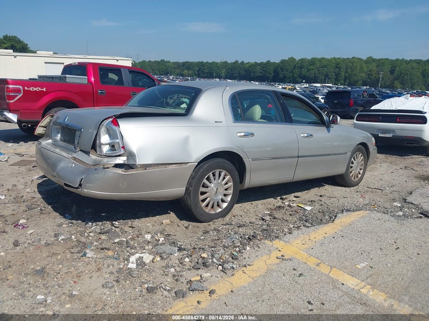2004 LINCOLN TOWN CAR auction photo 4
