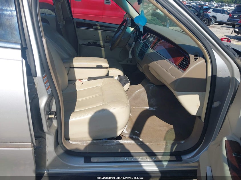 2004 LINCOLN TOWN CAR auction photo 5