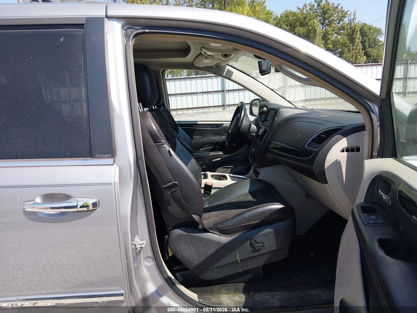 2014 CHRYSLER TOWN & COUNTRY auction photo 5