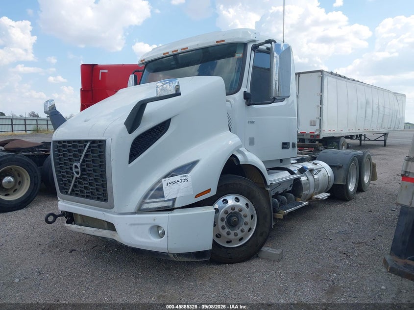 2021 VOLVO VNR auction photo 2