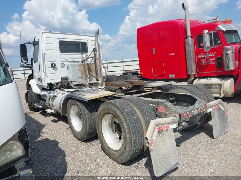 2021 VOLVO VNR auction photo 3