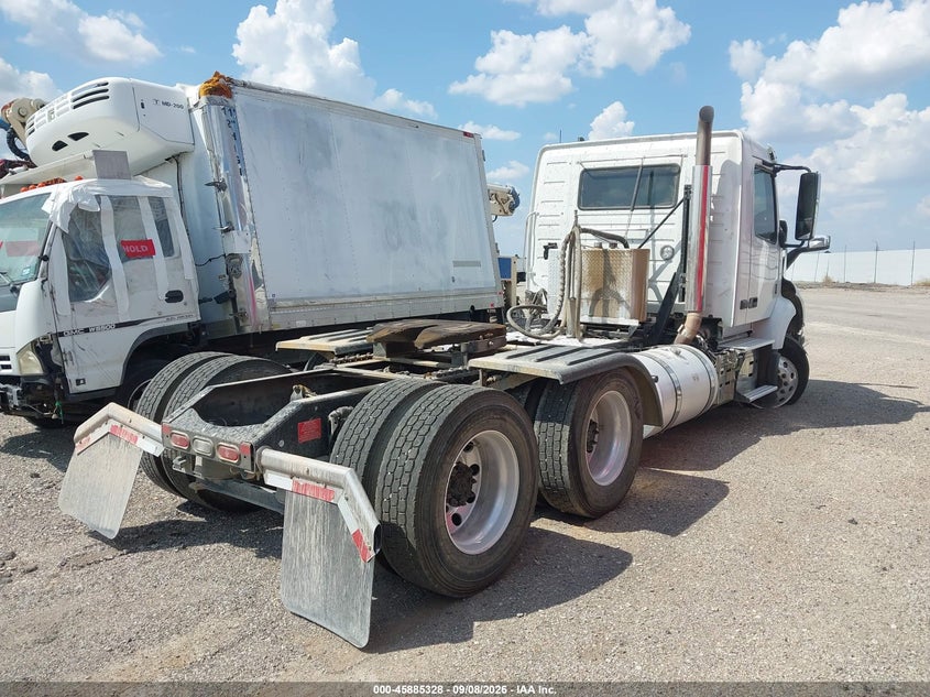 2021 VOLVO VNR auction photo 4
