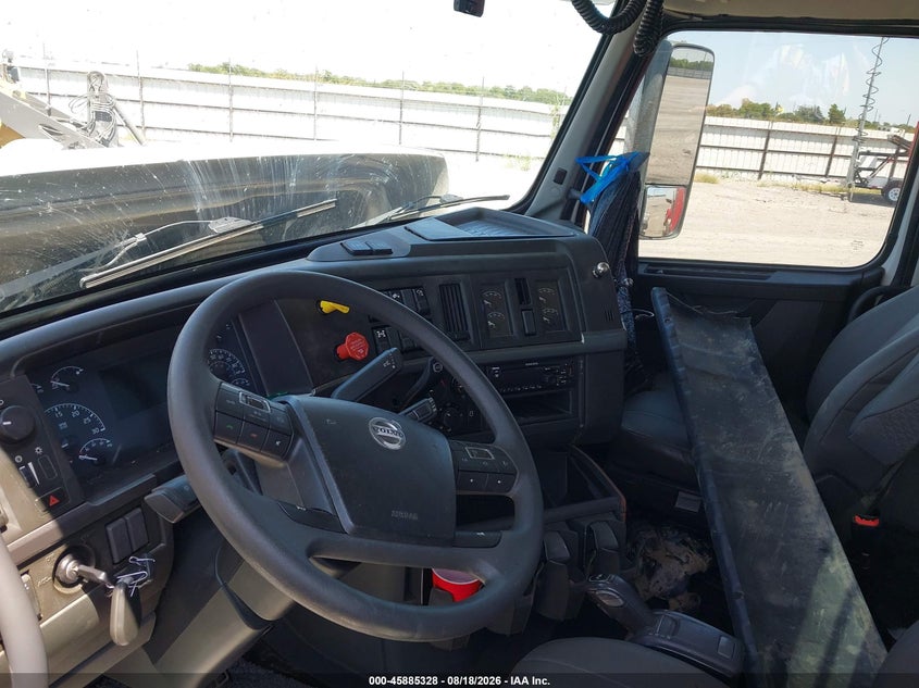 2021 VOLVO VNR auction photo 6
