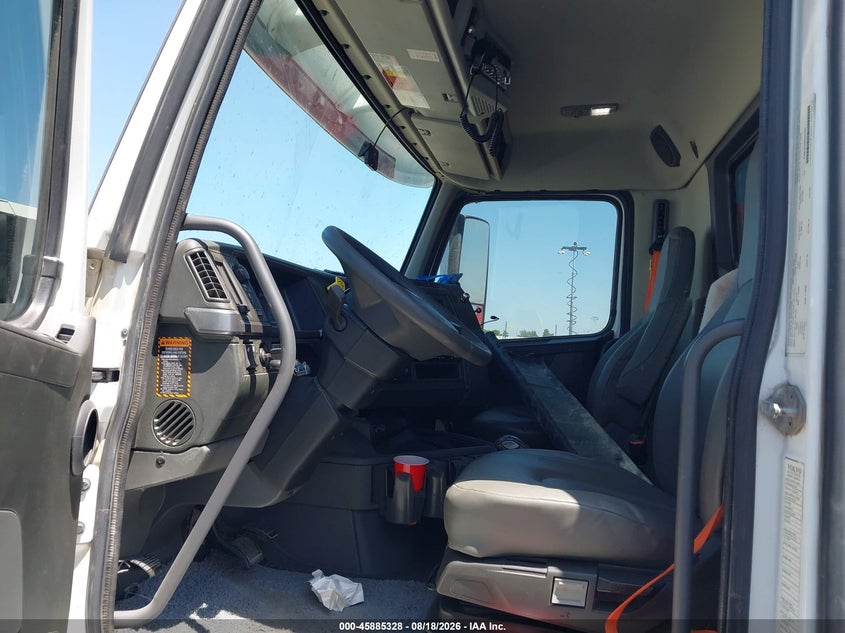 2021 VOLVO VNR auction photo 7