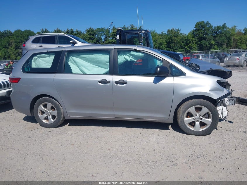 TOYOTA SIENNA - zdjęcie 13