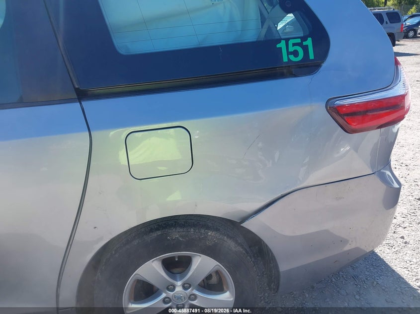 TOYOTA SIENNA - zdjęcie 17