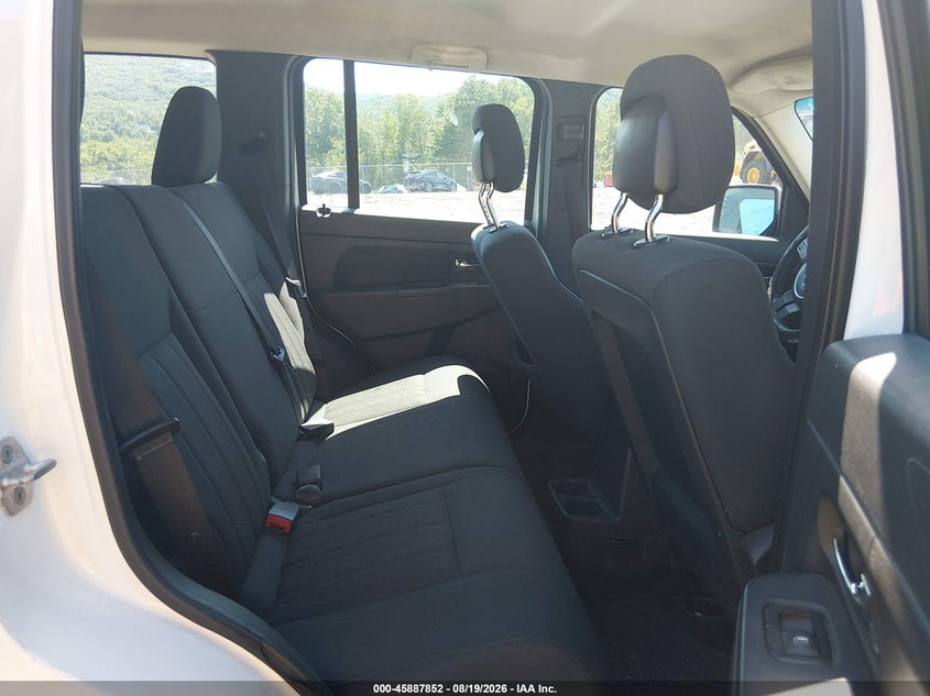 2011 JEEP LIBERTY auction photo 8