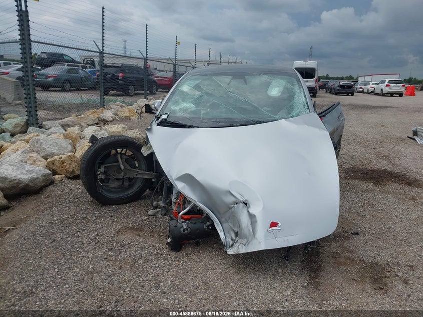 TESLA MODEL 3 - zdjęcie 11