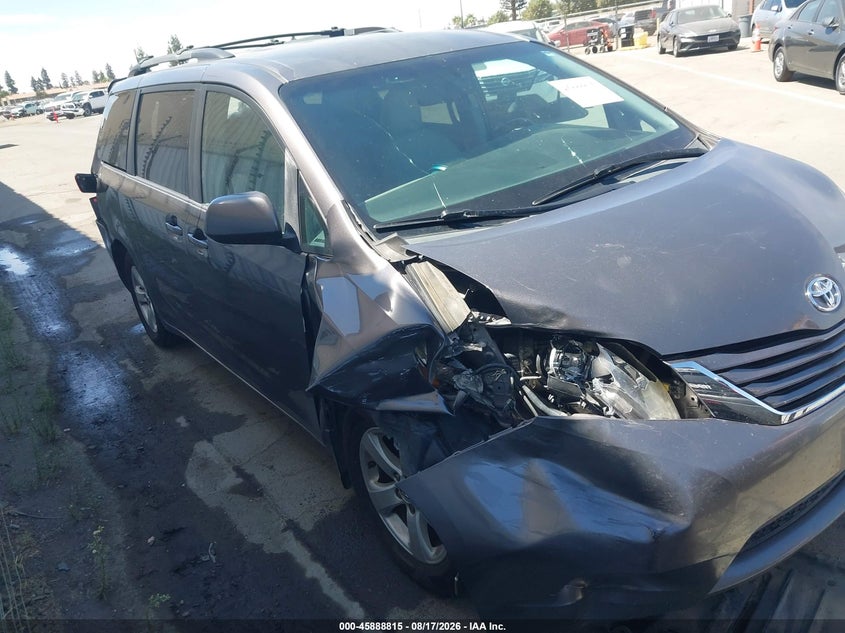 TOYOTA SIENNA - zdjęcie 13