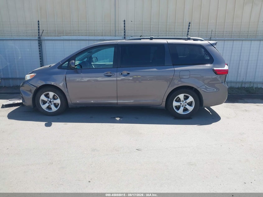 TOYOTA SIENNA - zdjęcie 14