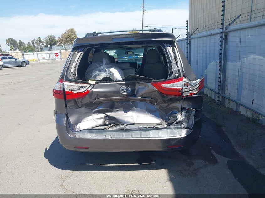 TOYOTA SIENNA - zdjęcie 16