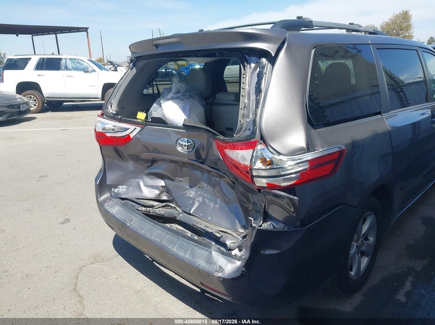 TOYOTA SIENNA - zdjęcie 21