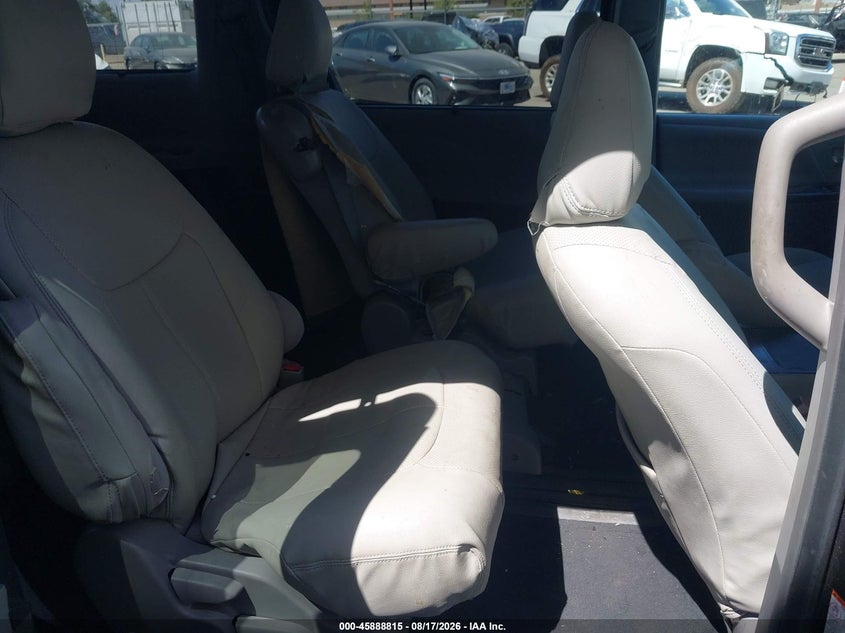 TOYOTA SIENNA - zdjęcie 8