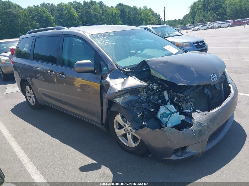 2013 TOYOTA SIENNA auction photo 1