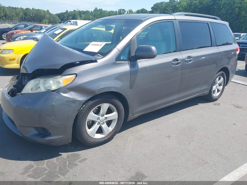 2013 TOYOTA SIENNA auction photo 2