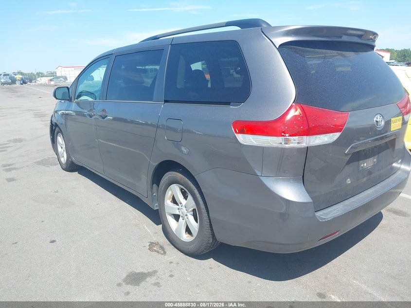 2013 TOYOTA SIENNA auction photo 3
