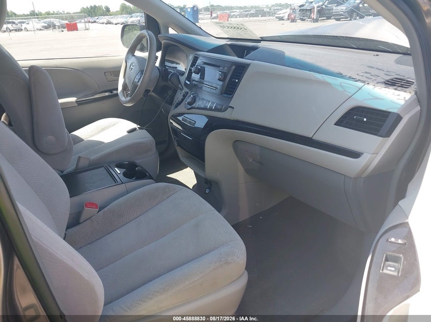 2013 TOYOTA SIENNA auction photo 5