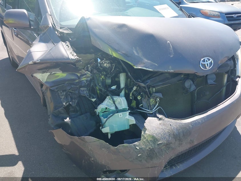2013 TOYOTA SIENNA auction photo 6