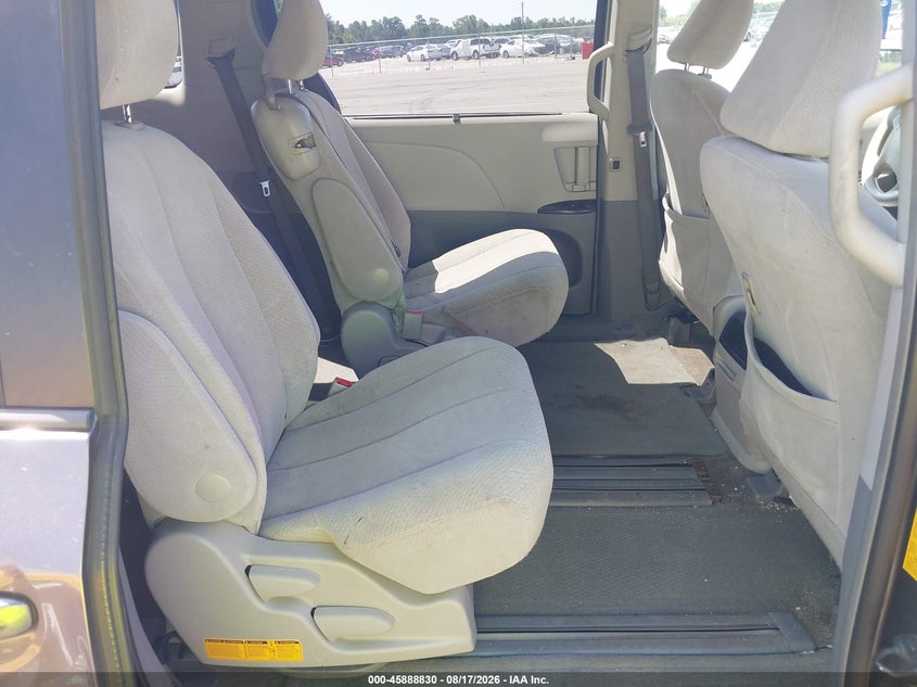 2013 TOYOTA SIENNA auction photo 8