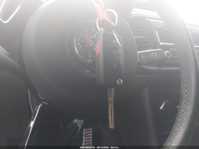 2013 VOLKSWAGEN BEETLE 2.0T TURBO · Photo 11