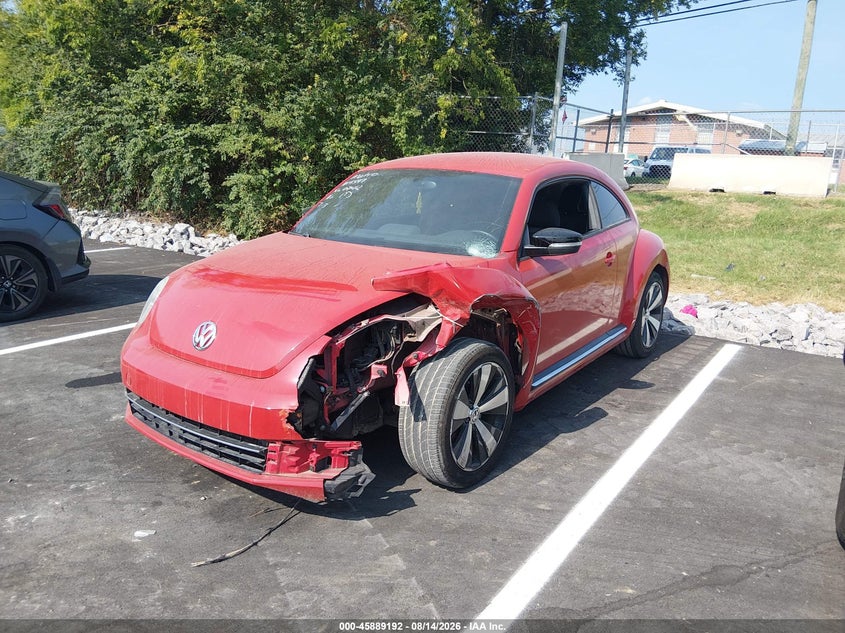 2013 VOLKSWAGEN BEETLE 2.0T TURBO · Photo 2