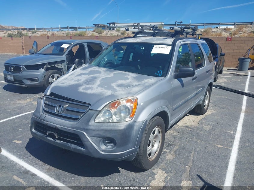 2005 Honda CR-V, Right Front, IAAI, VIN JHLRD785X5C030264 — photo 2