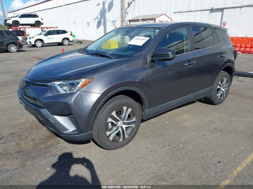 2018 Toyota RAV 4, Удар ззаду, IAAI, VIN JTMBFREV8JJ217338 — фото 2