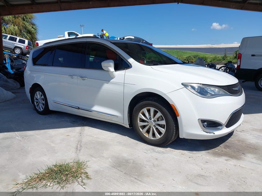 2019 CHRYSLER PACIFICA auction photo 1