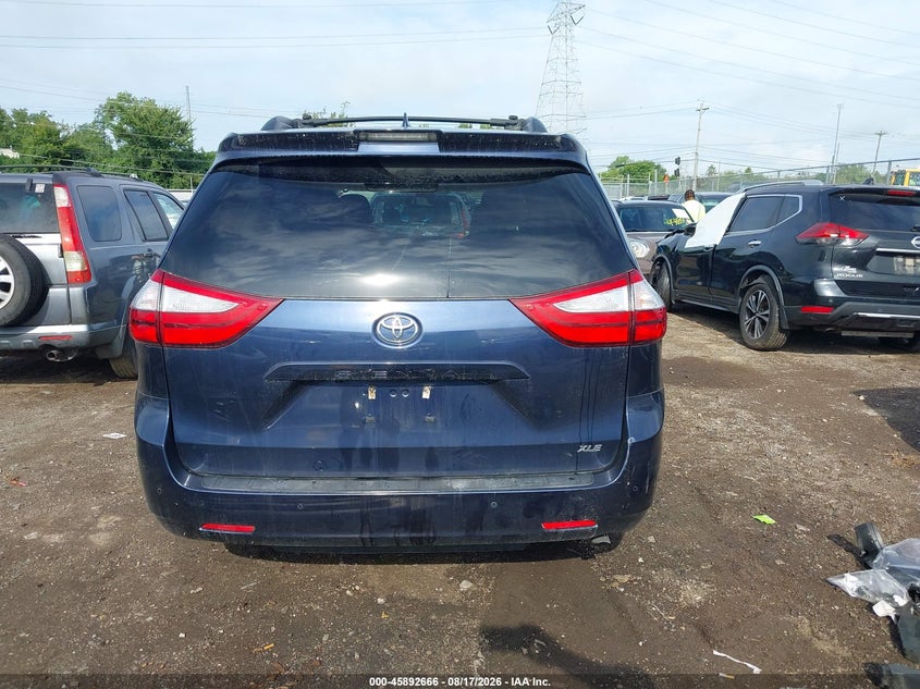 TOYOTA SIENNA - zdjęcie 17