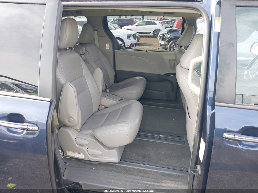 TOYOTA SIENNA - zdjęcie 8