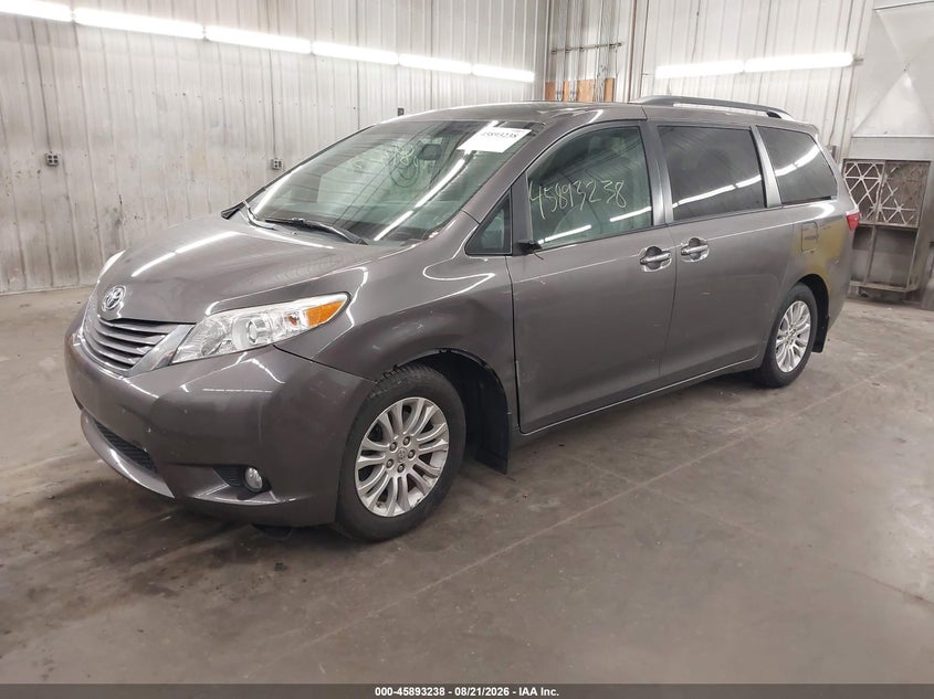 2015 Toyota Sienna, Right Front, IAAI, VIN 5TDYK3DC5FS545314 — photo 2