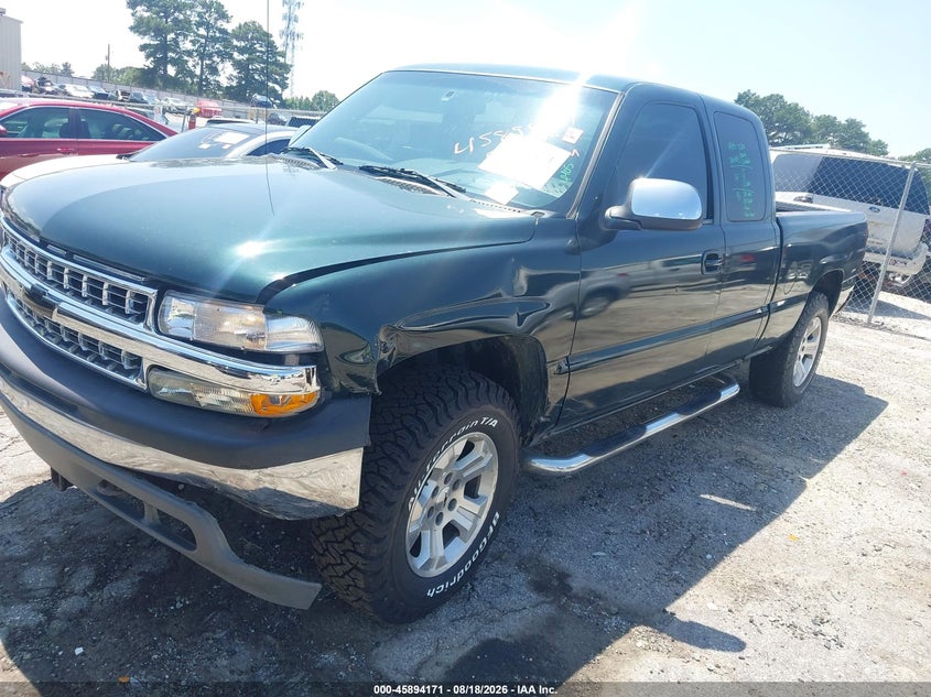2001 Chevrolet Silverado, Left Front, IAAI, VIN 1GCEK19T81E120636 — photo 2