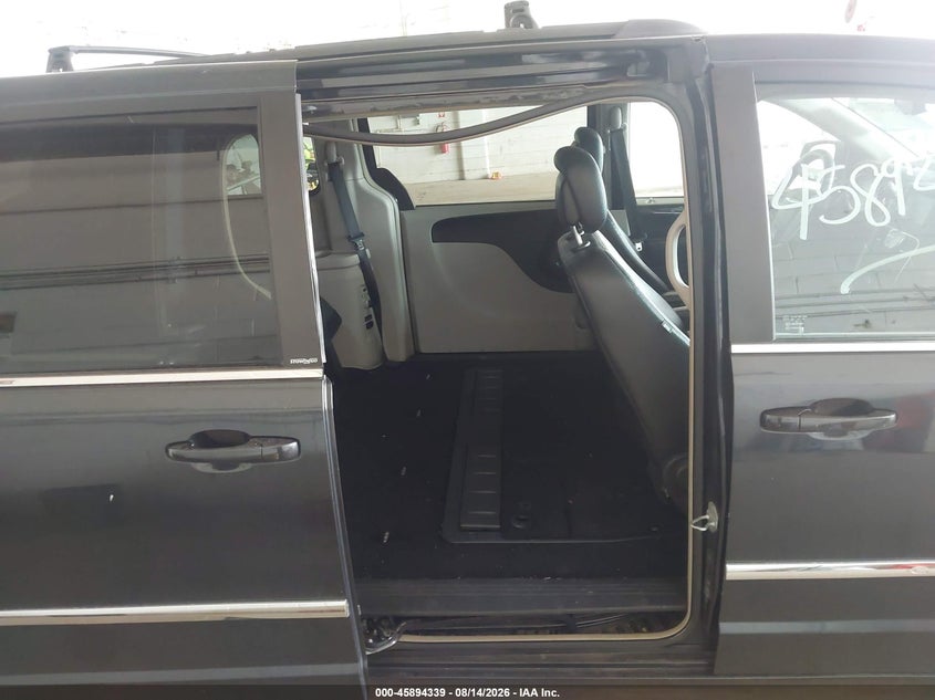 2014 CHRYSLER TOWN & COUNTRY auction photo 8