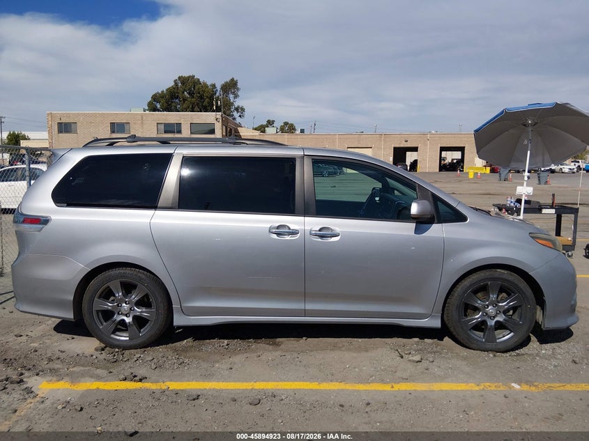 TOYOTA SIENNA - zdjęcie 13