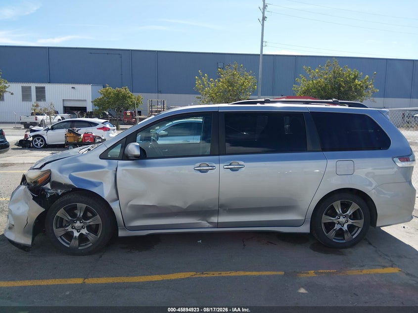 TOYOTA SIENNA - zdjęcie 14