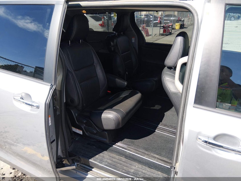 TOYOTA SIENNA - zdjęcie 8