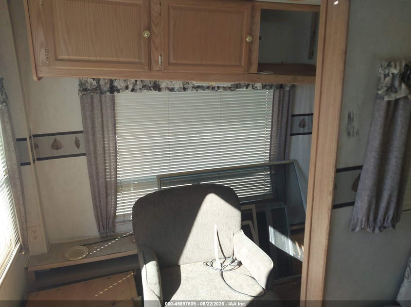 2001 FLEETWOOD PROWLER 28 5S auction photo 8
