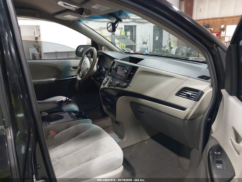 2012 TOYOTA SIENNA auction photo 5