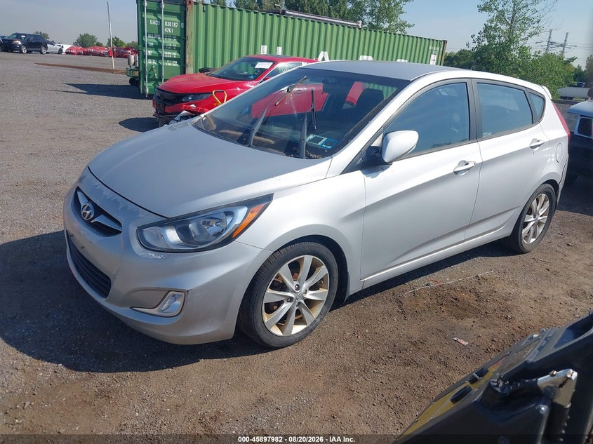2013 Hyundai Accent, Обычный износ, IAAI, VIN KMHCU5AE3DU092899 — фото 2