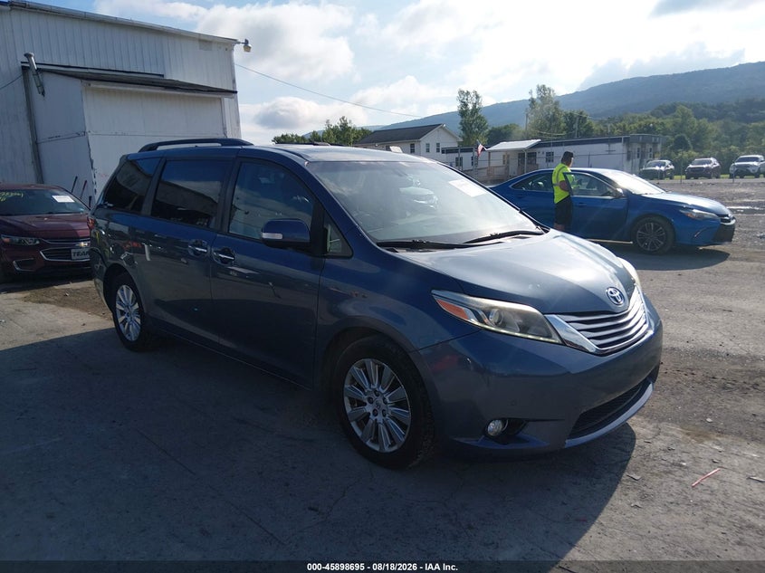 2015 TOYOTA SIENNA auction photo 1