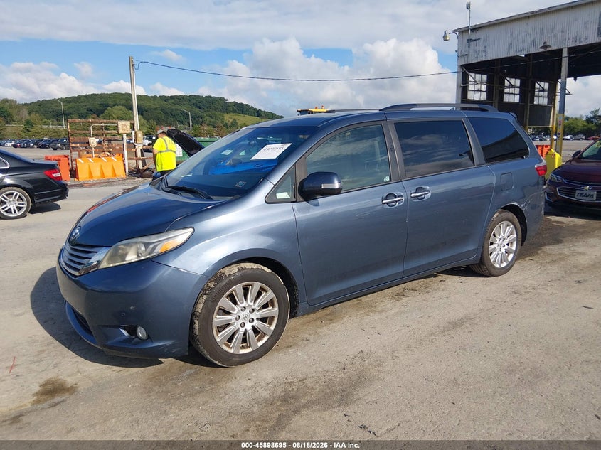 2015 TOYOTA SIENNA auction photo 2