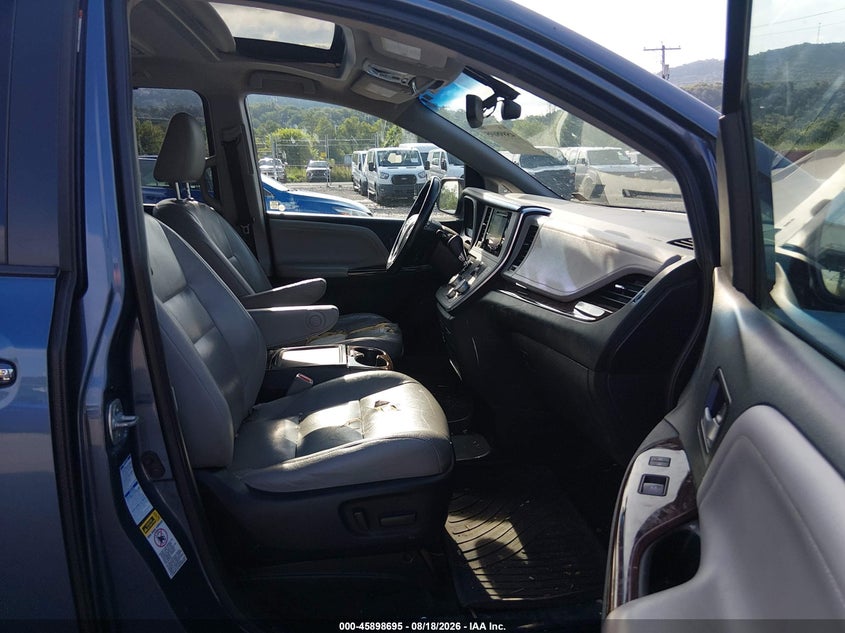 2015 TOYOTA SIENNA auction photo 5