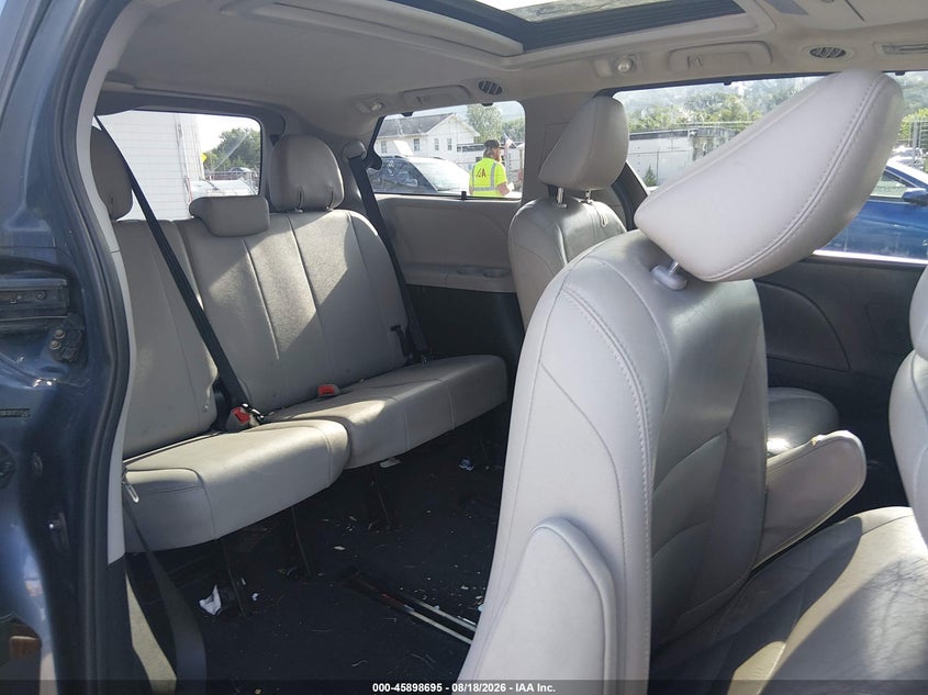 2015 TOYOTA SIENNA auction photo 8