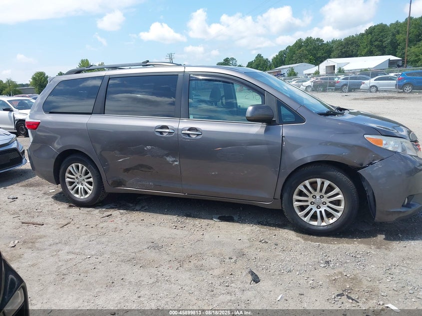 TOYOTA SIENNA - zdjęcie 12
